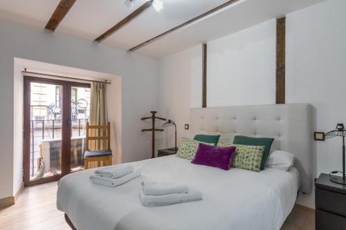 Bright and Cozy - 2 Bedrooms 1.5 Baths - La Latina
