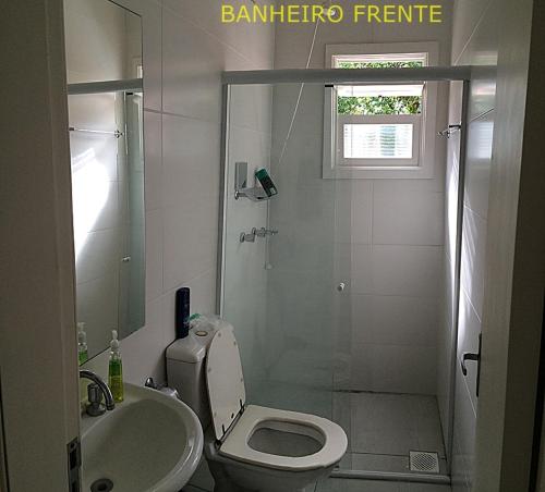 un bagno con wc, lavandino e doccia di Casa em Capao a Capão da Canoa