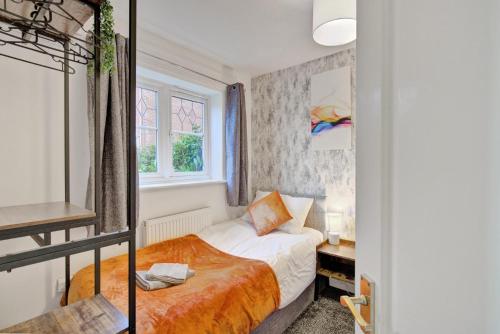 1 dormitorio con litera y ventana en 20% Off 4 Bed Home with Driveway and Garden, en Preston
