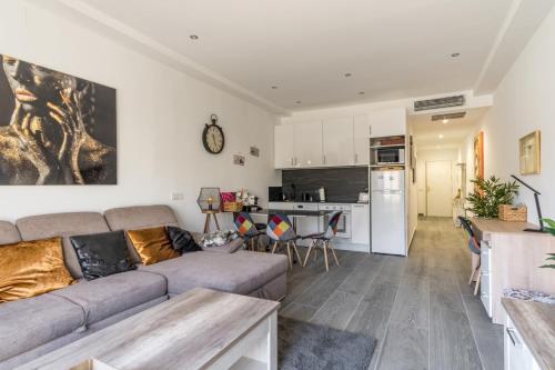 Bright with pool-1Bedroom 1Bathroom-Prado