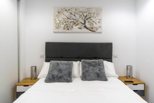 1 dormitorio con 1 cama blanca y 2 mesitas de noche en Brigth- Pool Parking-1Bd 1Bth-Prado, en Madrid
