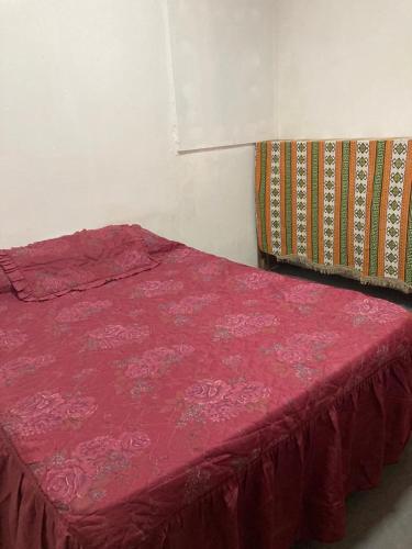 łóżko w pokoju z czerwoną narzutą w obiekcie Casa de verano aguas dulces w mieście Aguas Dulces
