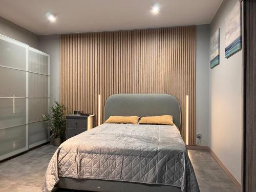 een slaapkamer met een groot bed in een kamer bij Apartament Silver Klifowa in Rewal