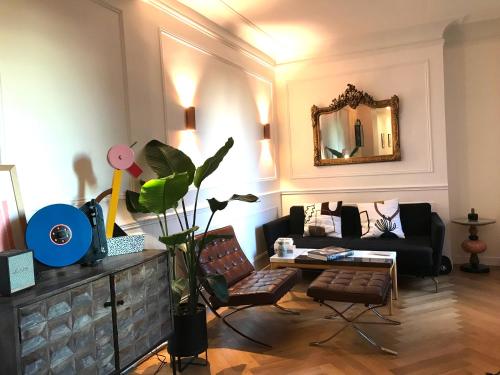 O zonă de relaxare la Montmartre Parisian Apartment - Full 51 m2