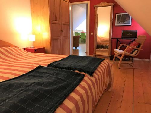 1 dormitorio con 1 cama grande y sala de estar en Alte Fischerei, en Bodstedt