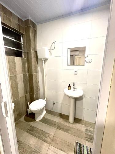 a bathroom with a toilet and a sink at Villa Germânia - Pousada da Luiza in Santa Cruz do Sul