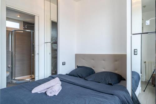 - une chambre avec un lit bleu et des serviettes dans l'établissement Top Floor Terrace - Dernier Etage Terrasse Cosy, à Nice