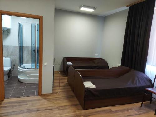 Zimmer mit 2 Betten und einem Bad mit WC in der Unterkunft Alfa in Kiliya