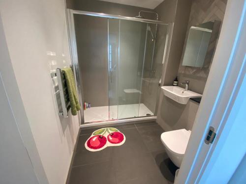 ロンドンにあるLuxury Ensuite Room with Balconyのバスルーム(シャワー、トイレ、シンク付)
