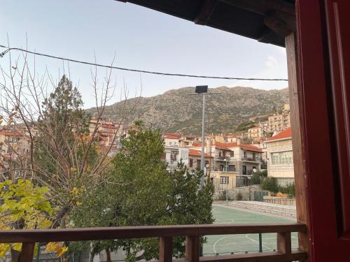 Arachova center - traditional residence في أراخوفا: اطلالة على ملعب تنس من بلكونة