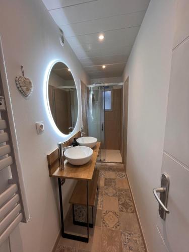 une salle de bain avec deux lavabos et un miroir dans l'établissement Maison 1807, à Saint-Chaptes