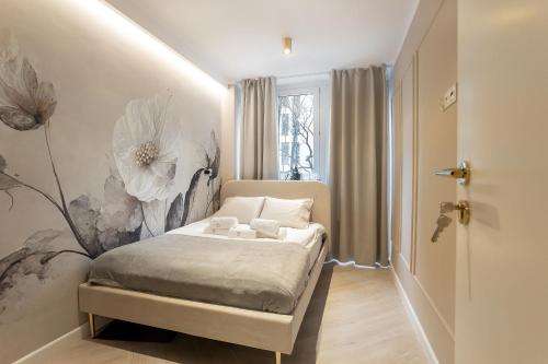 um quarto com uma cama com um mural de flores na parede em Grzybowska Rooms by Sofija em Varsóvia