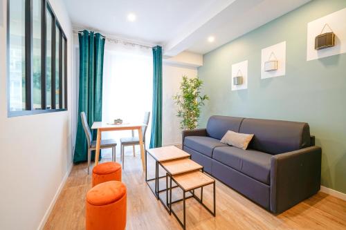 un salon avec un canapé et une table dans l'établissement Nets Inn Apartments - Saint Lazare, à Paris