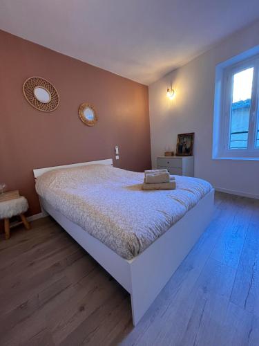 une chambre avec un grand lit et une fenêtre dans l'établissement Maison 1807, à Saint-Chaptes