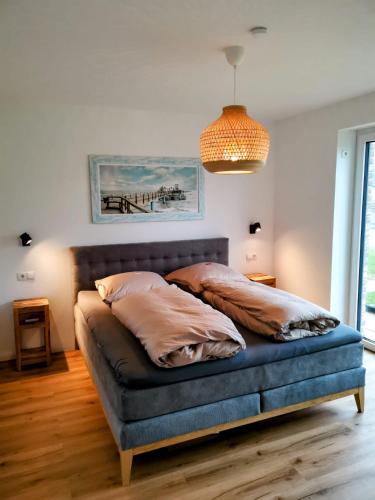 a bed with pillows on it in a room at Neubauferienwohnung Ankerplatz in Stein