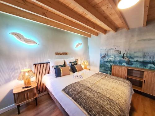 - une chambre avec un lit et un mur avec du poisson dans l'établissement Cabanes du Domaine des Fées, à Dole
