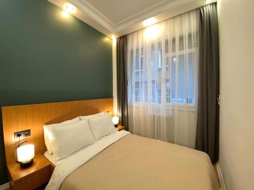 - une chambre avec un grand lit et une fenêtre dans l'établissement Spacious 3BR 3AC Near Metro, à Istanbul
