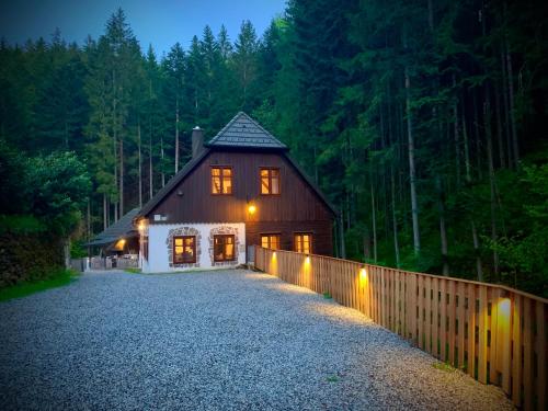 una casa con luces delante de una valla en Gillausklause - eine Insel im Wald - Waldviertel 