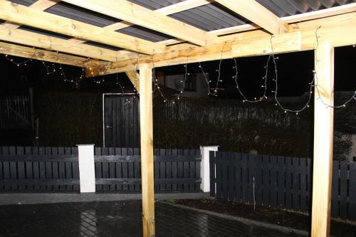 a wooden pergola with a fence in the rain at W.I.L.A. in Helmbrechts