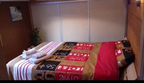 Tempat tidur dalam kamar di Maison campagne