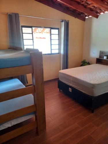 En eller flere senge i et værelse på Chácara dos Ypes