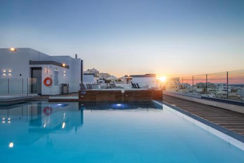a large swimming pool on top of a building at Solana Hotel & Spa in Mellieħa