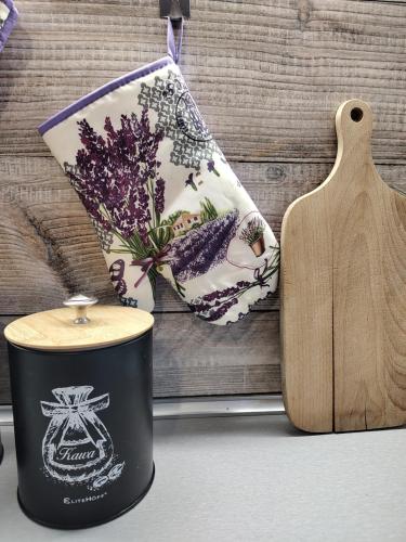 a wooden container and a cutting board next to a pillow at Benny 3 na wyłączność in Toruń
