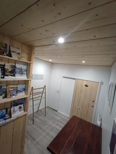 Cette chambre comprend une table et une échelle. dans l'établissement Residence l'Oncet - Appartement 8 personnes, à Barèges