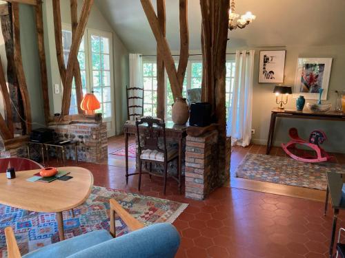 un salon avec un canapé bleu et une table dans l'établissement Maison de Noemie, à Varengeville-sur-Mer