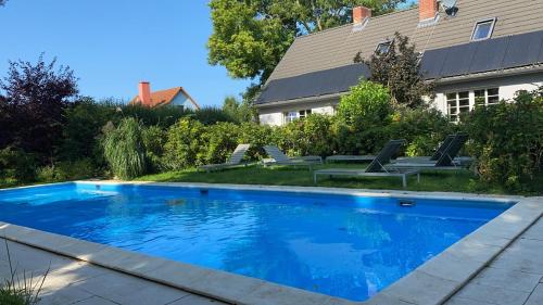 einen Pool im Hinterhof eines Hauses in der Unterkunft Haus West in Mechelsdorf