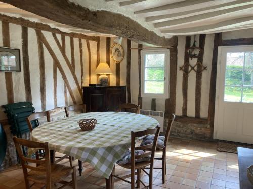 une salle à manger avec une table et des chaises dans l'établissement Maison des Petites Bruyeres, à Varengeville-sur-Mer