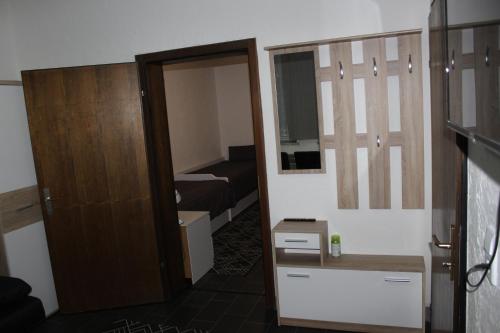 een kamer met een deur naar een slaapkamer bij W.I.L.A. in Helmbrechts