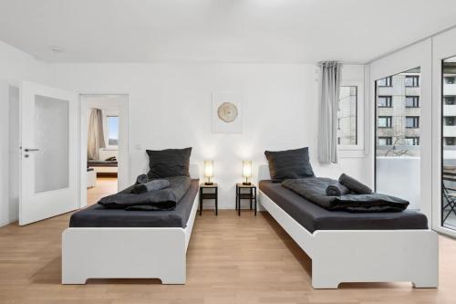 a living room with two beds in it at OH05 Apartment in Flughafennähe! in Mörfelden-Walldorf