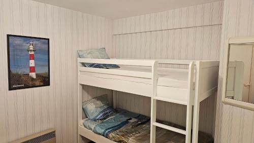 Ce lit superposé se trouve dans un dortoir doté d'un phare. dans l'établissement Zeemeermin, à Nieuport
