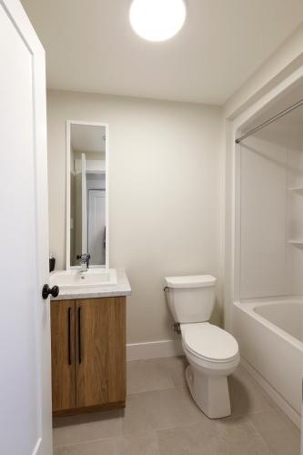 モンクトンにあるLuxury Vacation Spaceのバスルーム(トイレ、洗面台、バスタブ付)