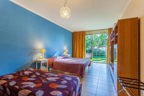 um quarto de hotel com duas camas e uma janela em Appartamento Sanremo em Sanremo