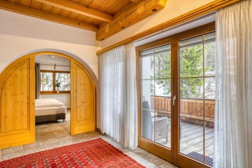 een slaapkamer met een bed en een groot raam bij Landhaus Moritz in Leutasch