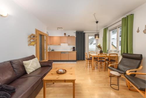 ein Wohnzimmer mit einem Sofa und einem Tisch in der Unterkunft Appartmenthaus Centro by Schladming-Appartements in Schladming