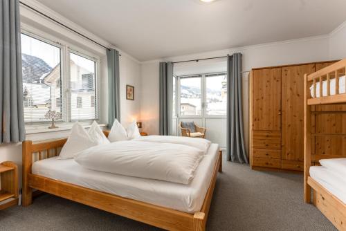 1 Schlafzimmer mit 2 Betten und 1 Etagenbett in der Unterkunft Appartmenthaus Centro by Schladming-Appartements in Schladming