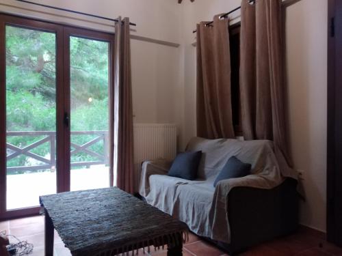 ein Schlafzimmer mit einem Bett und einem großen Fenster in der Unterkunft View suites in Arachova