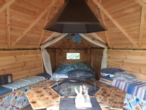 um quarto com sofás e um fogão numa cabana em Private Lakeside Retreat em Renac