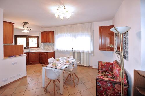 una cucina con tavolo e sedie in una stanza di A casa di Galdino e VittoriAnna a L'Aquila