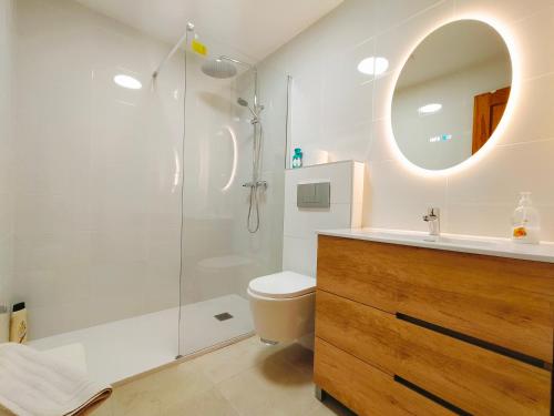 uma casa de banho com um chuveiro, um WC e um lavatório. em Casa cipreses 6 nerja em Nerja