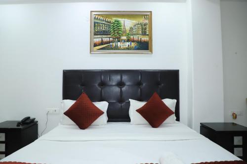 um quarto com uma cama com uma cabeceira preta em Hotel Moon Residency Near Yashobhoomi Convention Centre em Nova Deli