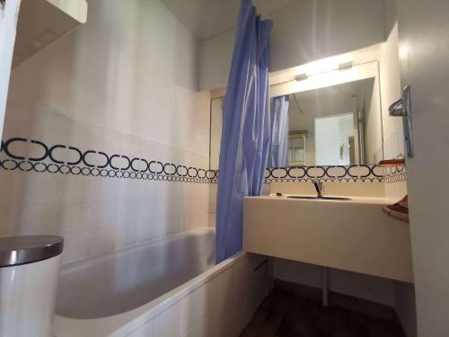 une salle de bain avec une baignoire, un lavabo et un miroir dans l'établissement T3 avec Piscine et Tennis à 100m de la Mer - Cap d'Agde - FR-1-607-117, au Cap d'Agde