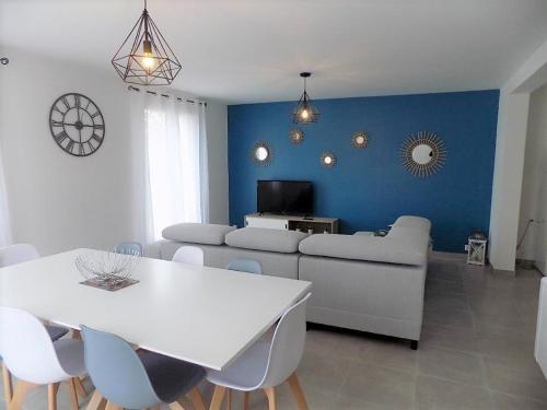 un salon avec un canapé et une table dans l'établissement Saint Palais sur Mer - MAISON années 80 ENTIEREMENT RENOVEE avec GOUT, à La Font