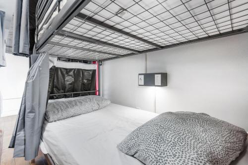 ein Schlafzimmer mit einem Etagenbett in einem Zimmer in der Unterkunft Samesun Toronto in Toronto