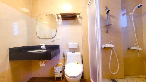 uma casa de banho com um WC, um lavatório e um chuveiro em Yamada Heart B&B em Hualien City