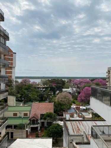 een uitzicht op de stad vanuit een gebouw bij Dpto Costa Corrientes. 2 habitaciones. Cochera. in Corrientes