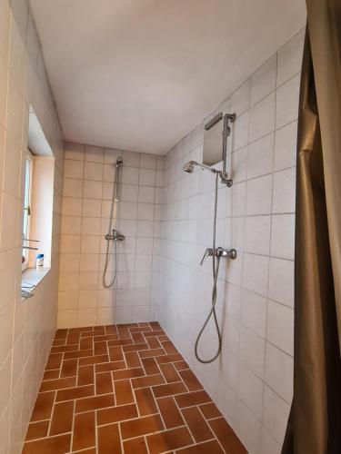 a bathroom with a shower and a tile floor at Kl. Cottage im Grünen, n. S-Bahn in Stuttgart